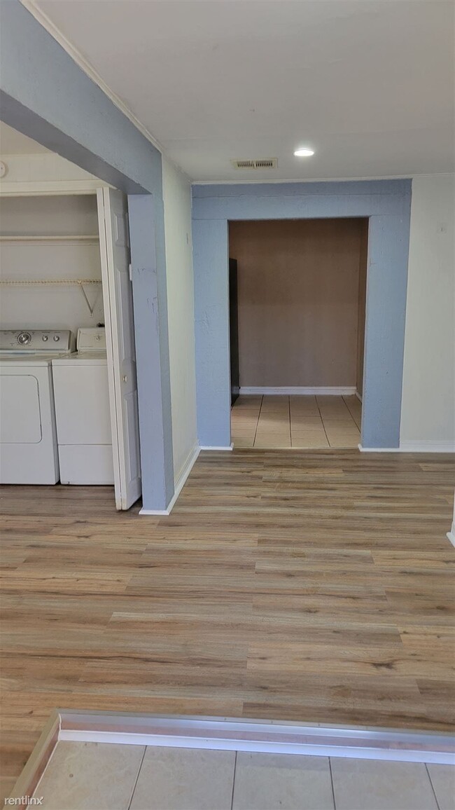 Building Photo - 2 br, 1 bath Duplex - 3342 E King Pl