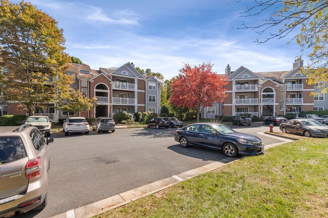 Building Photo - Fantastic Condo Between 2 Metros, Backing ...