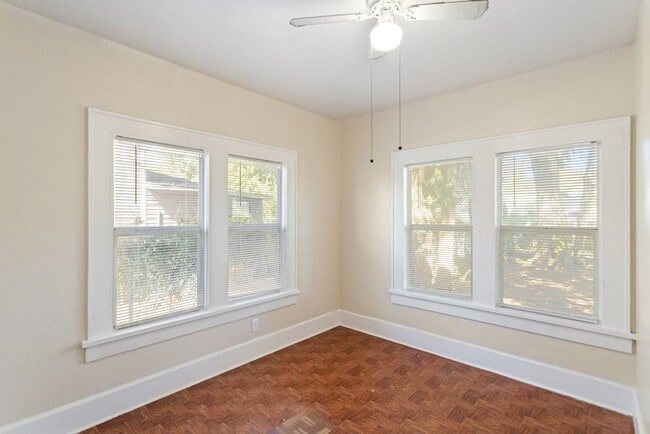 Building Photo - Cute 2bdrm/1bath Bungalo ** Section 8 OK ** Ready March 15