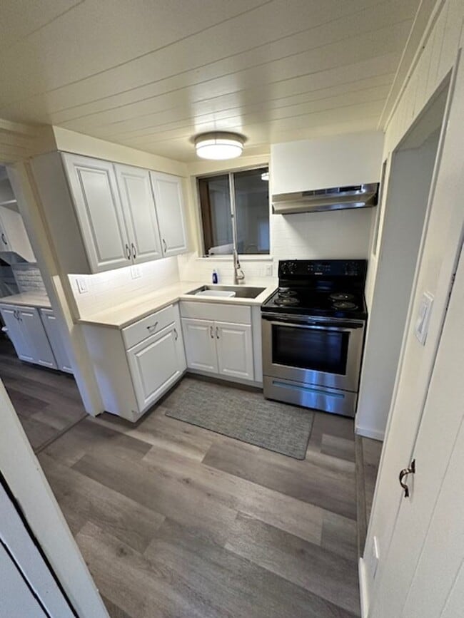 Building Photo - Cozy  3Bd duplex with utilities included! Available now! Call me today