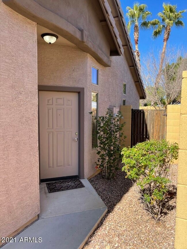 Foto del edificio - 2250 E Deer Valley Dr