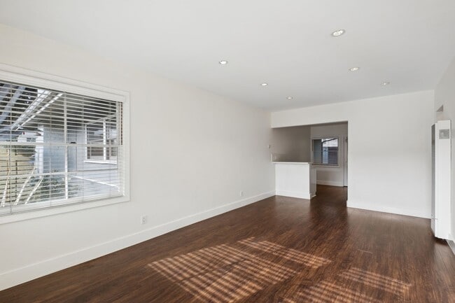 Building Photo - 2000 Clay St