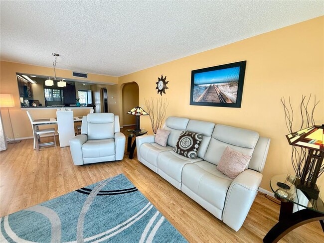 Building Photo - 819 Bahia Del Sol Dr