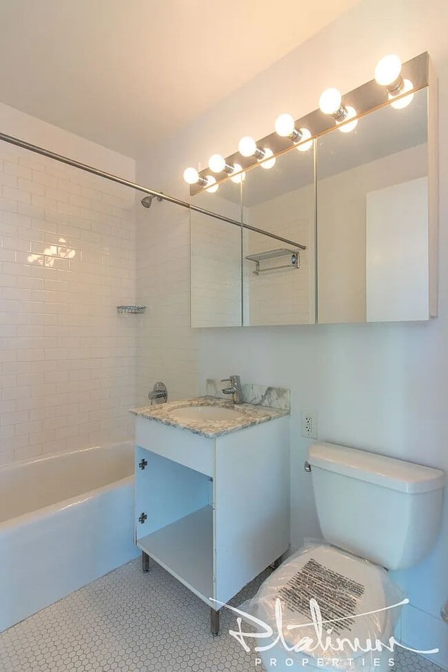 Foto del edificio - 505 W 37th St