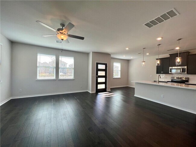 Foto del edificio - 752 Long Run, Liberty Hill, TX 78642 - 3 B...