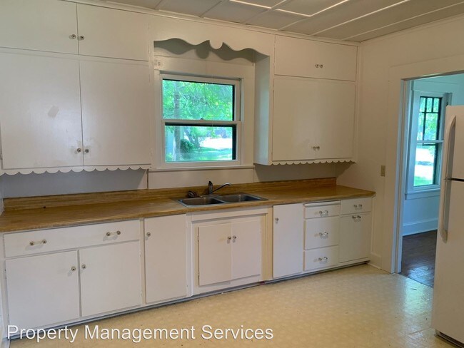 Building Photo - 3 br, 1 bath House - 207 E. College