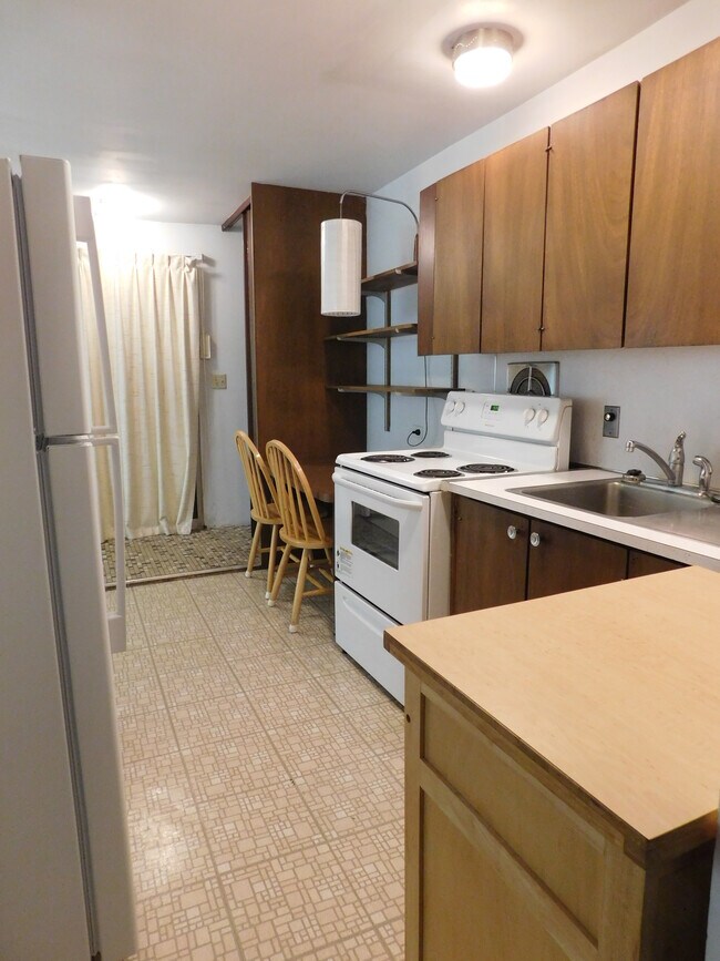 Cocina y comedor-2 - 345 NE Kamiaken St