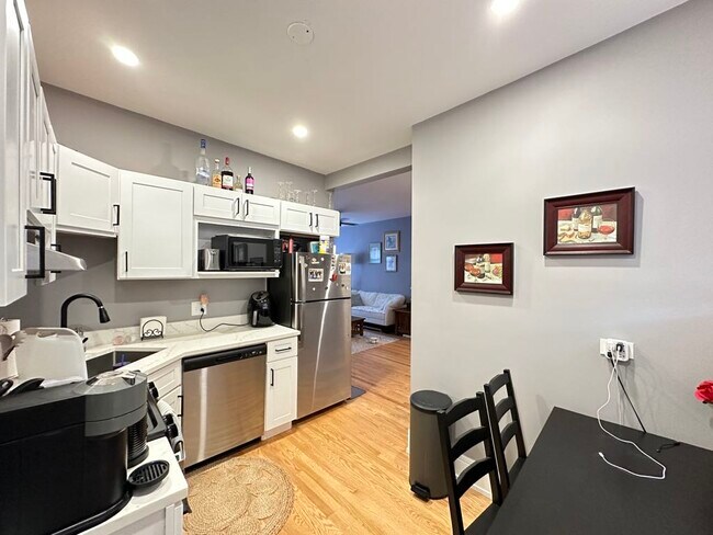 Foto del edificio - 629 W Cornelia Ave