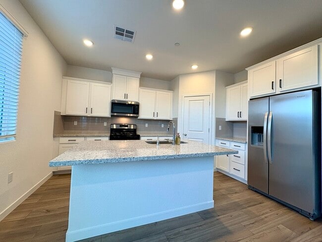 Foto del edificio - Beautiful Brand New SOLAR 3 bedroom 2.5 Bathroom Just Built in Lincoln CA!