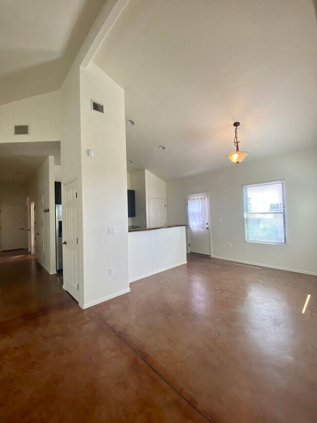 Foto del edificio - FOR RENT / Pre-Leasing