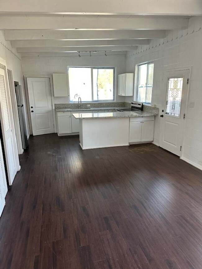 Building Photo - 2Bd home close to Bijou school! Call for a...