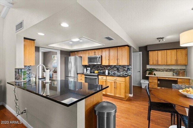 Building Photo - 335 E Waltann Ln