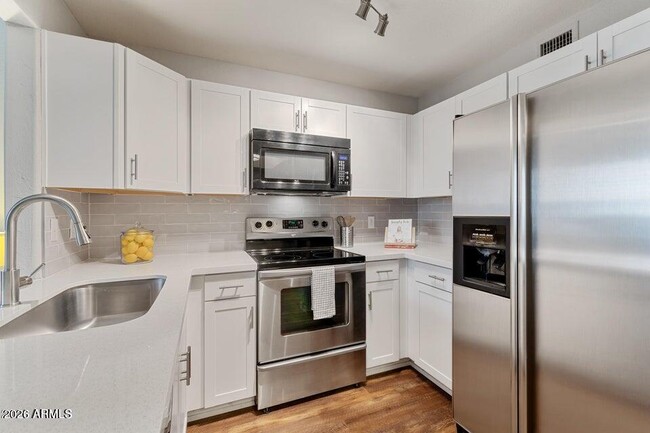Building Photo - 1025 E Highland Ave