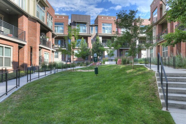 Foto del edificio - Modern 3 Bed/3.5 Bath Townhome with Attached 2-Car Garage in Superior