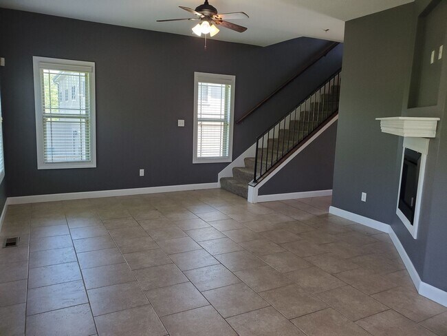 Foto del edificio - Beautiful, large 3BR 3.5 bth duplex with f...