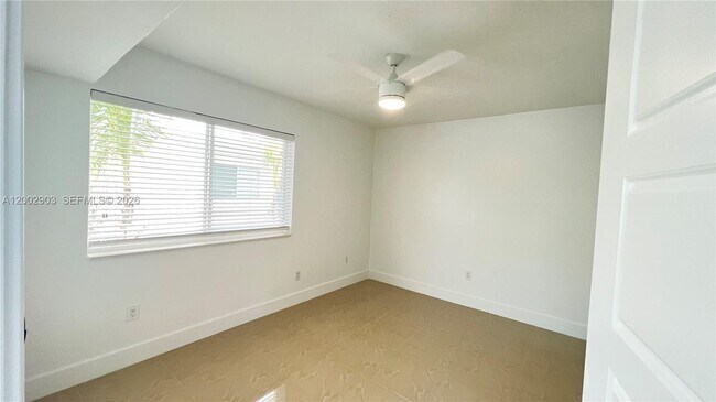 Foto del edificio - 8235 Crespi Blvd