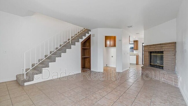 Building Photo - 4571 Winona Ave