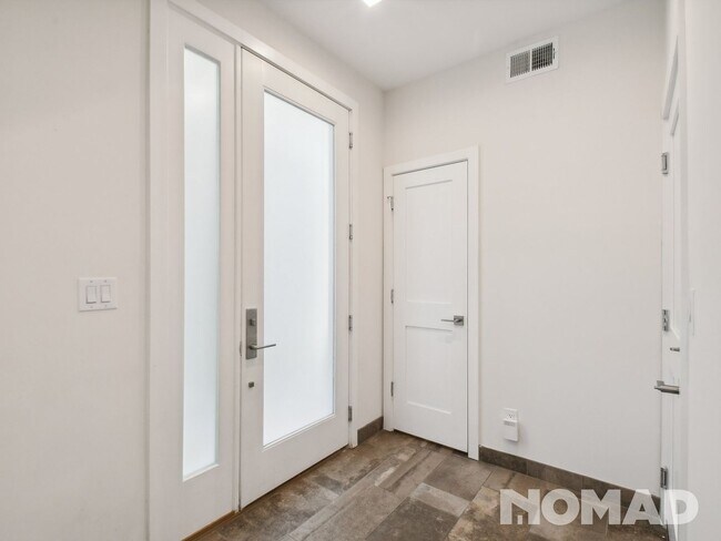 Building Photo - 2 Bedroom Townhome in Denver