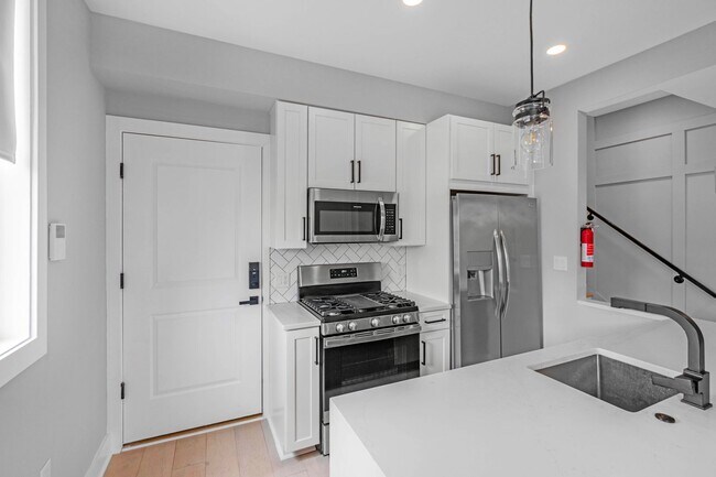Building Photo - Stunning 1 BR + Den/2 BA 2-Level Condo in ...