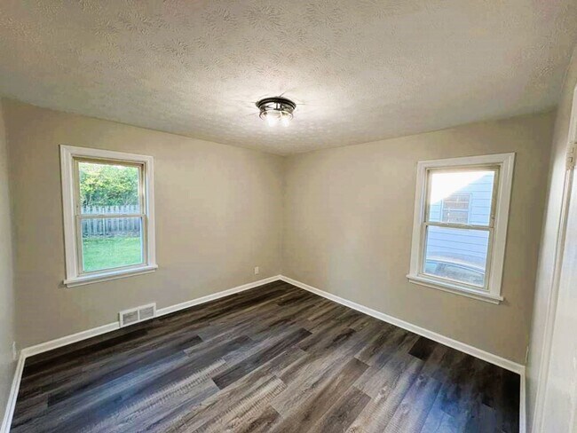 Foto del edificio - 4-Bedroom Home with Finished Basement & Mo...