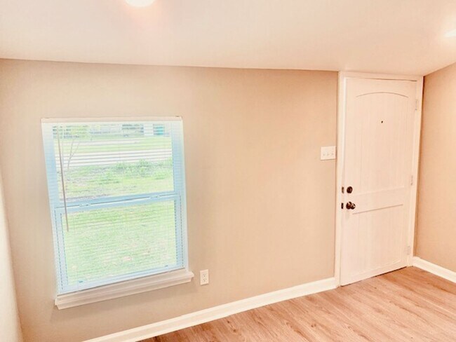 Building Photo - BEAUTIFUL REMODELED 3 BEDROOM 2 BATH IN LA...