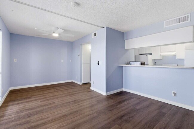 Building Photo - Top-floor studio apartment! Recently renovated with brand new flooring and paint throughout.