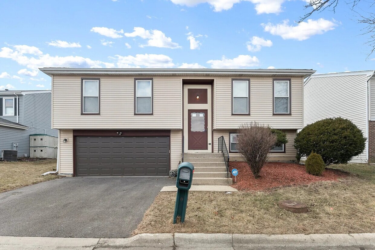 Primary Photo - 572 Oswego Dr
