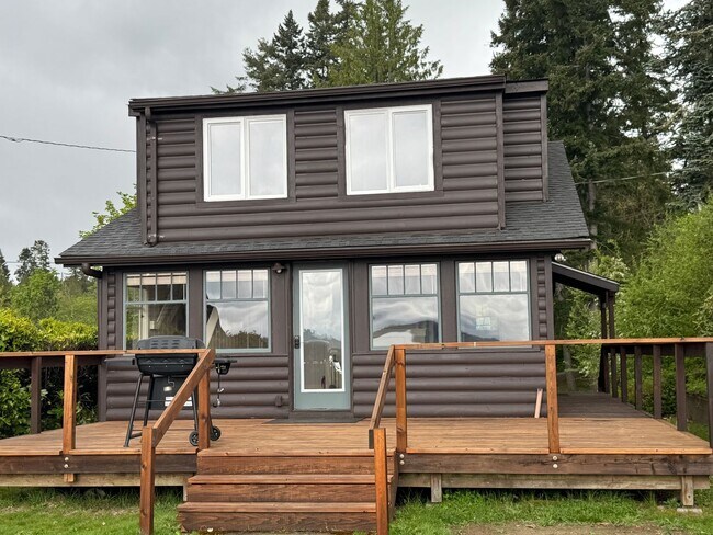 Foto del edificio - Desirable Indianola waterfront just in time for summer