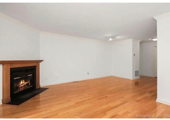 Building Photo - 3 Oakwood Ave