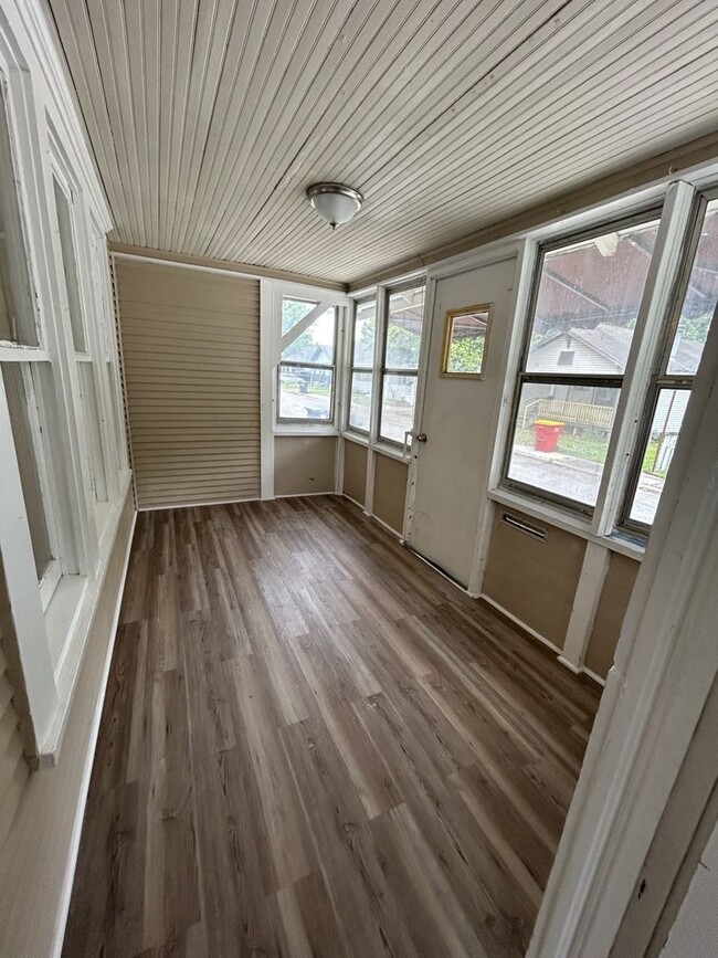 Building Photo - Just Remodeled! 2br/1ba - with Garage and Fenced-in Yard!