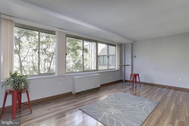 living space w/o furniture - 922 24th St NW (Washington, DC) Apartment