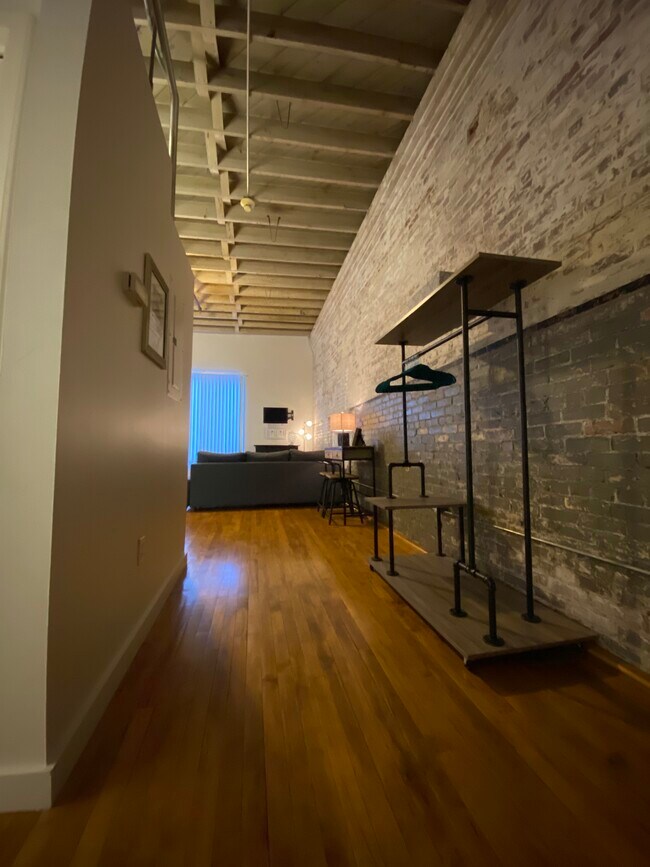 Building Photo - 433 E 3rd St