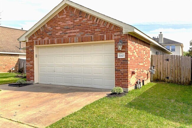 Building Photo - 16827 Tree Star Ln