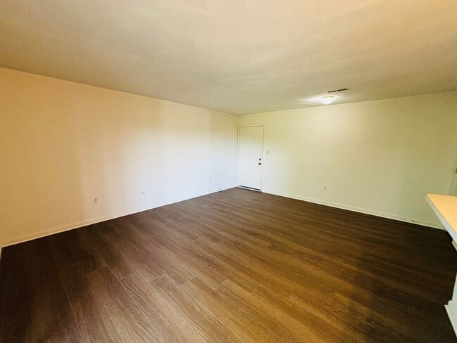 Building Photo - 3 Bedroom 2 Bath Condo