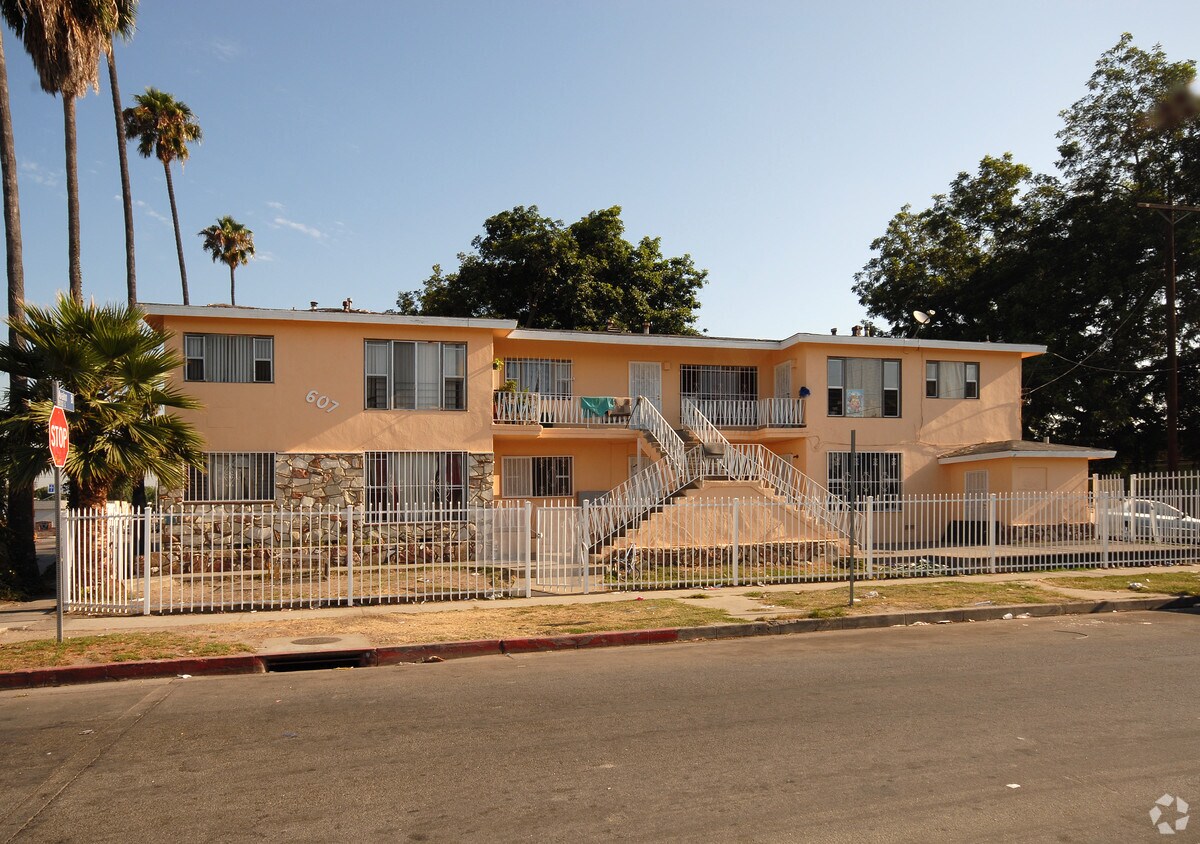 Foto principal - 607 E 81st St