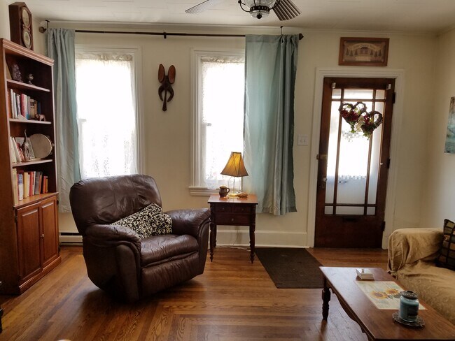 Living Room - 630 Pine St