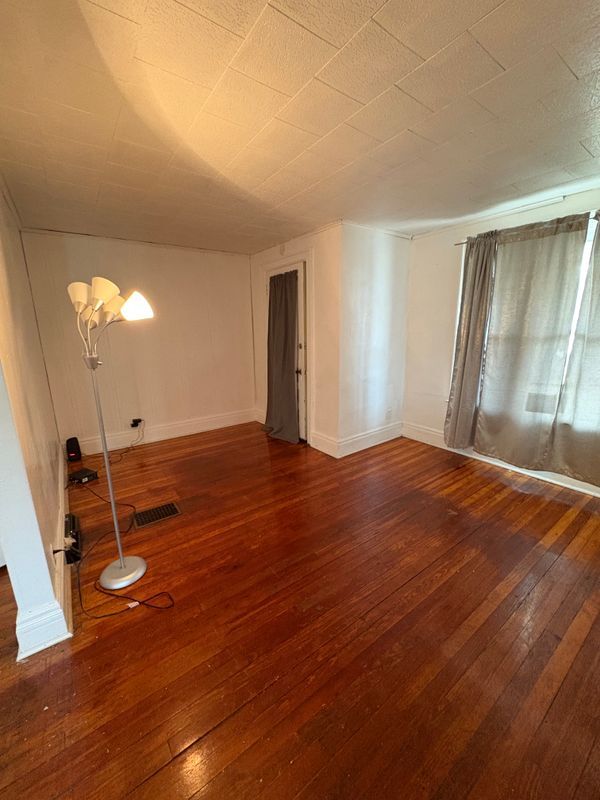 Foto del edificio - 310 E Delavan Ave