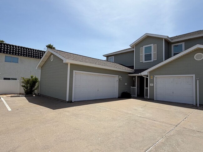 Building Photo - ISLAND TOWNHOME IN A GATED COMMUNITY