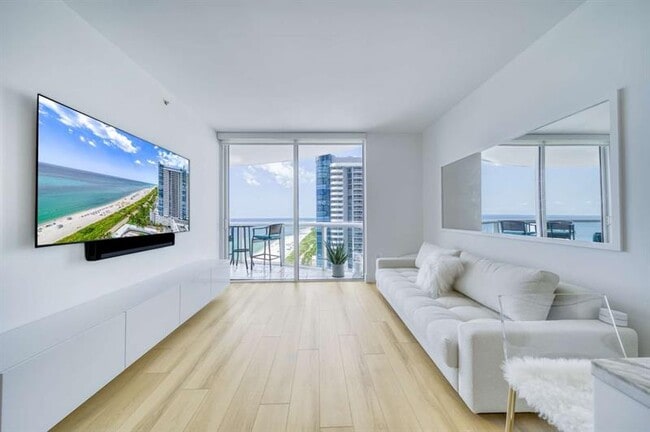 Foto del edificio - 6365 Collins Ave