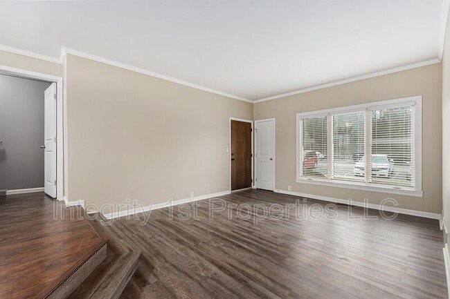 Building Photo - 464 W 104th St