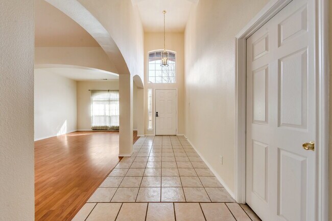 Foto del edificio - Great 4 bed 2 bathroom 2 story home minute...