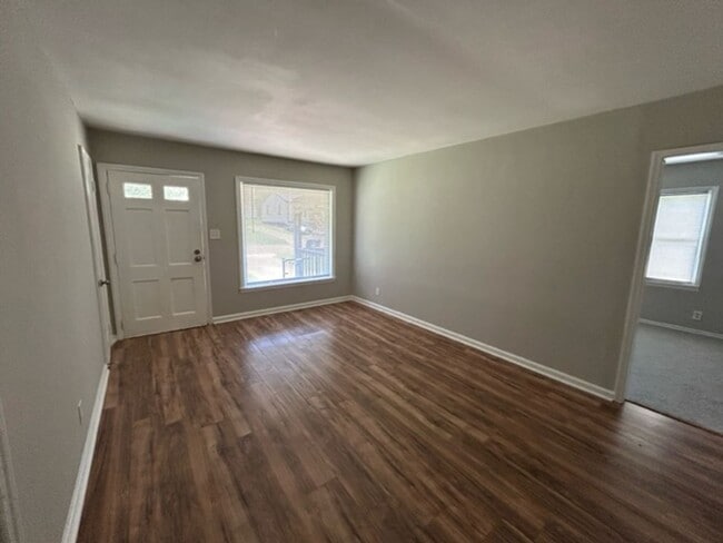 Foto del edificio - Charming 3-Bedroom Home in a Convenient Hu...