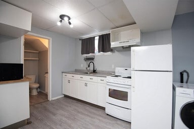 Building Photo - 6106 51 Ave