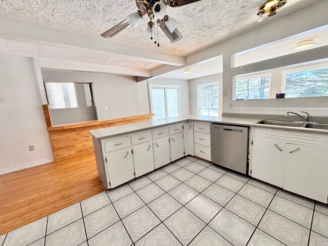 Photo du bâtiment - 2-Bedroom, 2-bath Apartment - 10-minutes from town