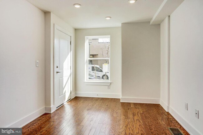 Foto del edificio - 970 N Marshall St