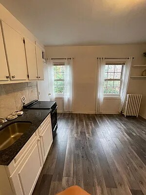 Primary Photo - 256 W 10th St