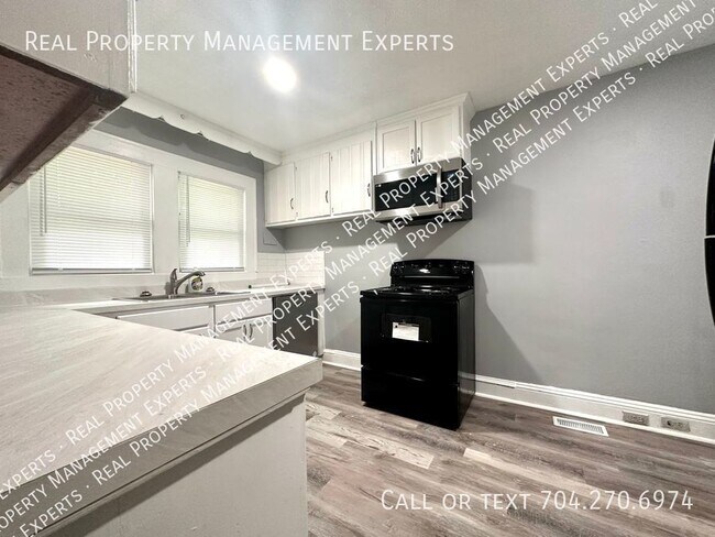 Building Photo - **MOVE IN SPECIAL!**Beautifully Renovated ...