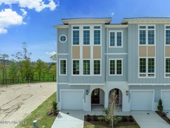 Foto del edificio - Brand new georgous 4 bed 3.5 bath townhome...