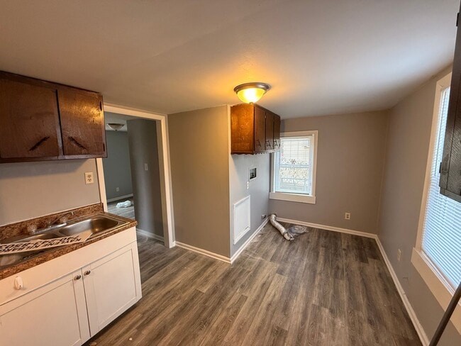 Building Photo - 122 Hayward St