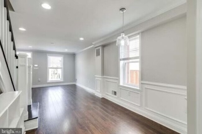 Foto del edificio - 601 S. East Avenue/3 Bedroom, 2 Bath Townh...